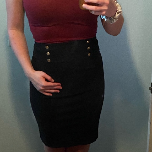 Express size 0 stretchy pencil skirt with gold decorative buttons and back zip - Picture 2 of 3